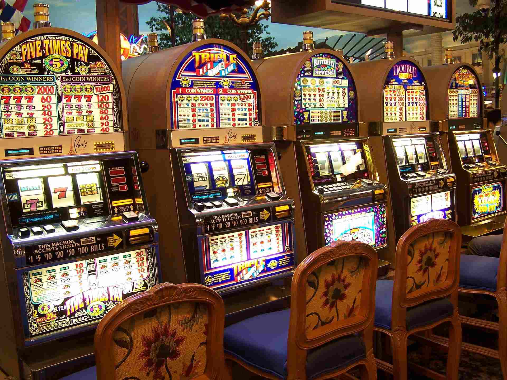 Mehrere Spielautomaten in einem Casino
